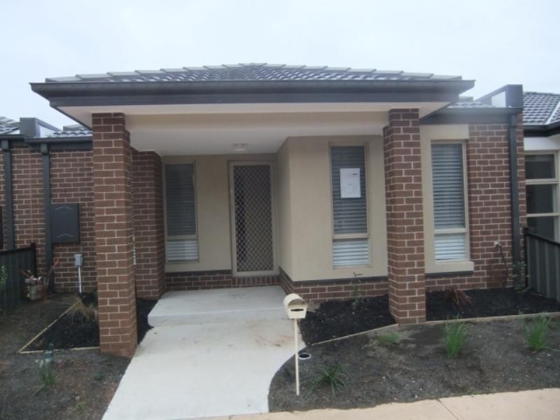 26 Tom Roberts Pde, Point Cook VIC 3030