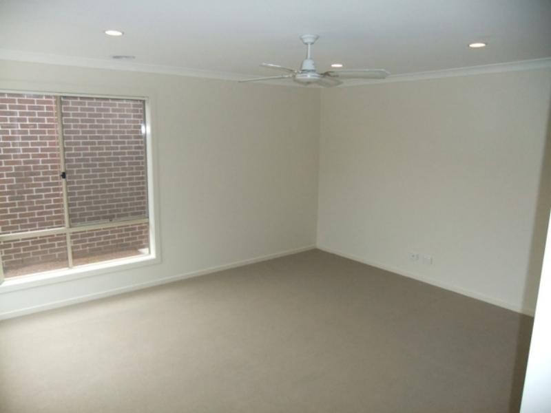 30 Tom Roberts Pde, Point Cook VIC 3030