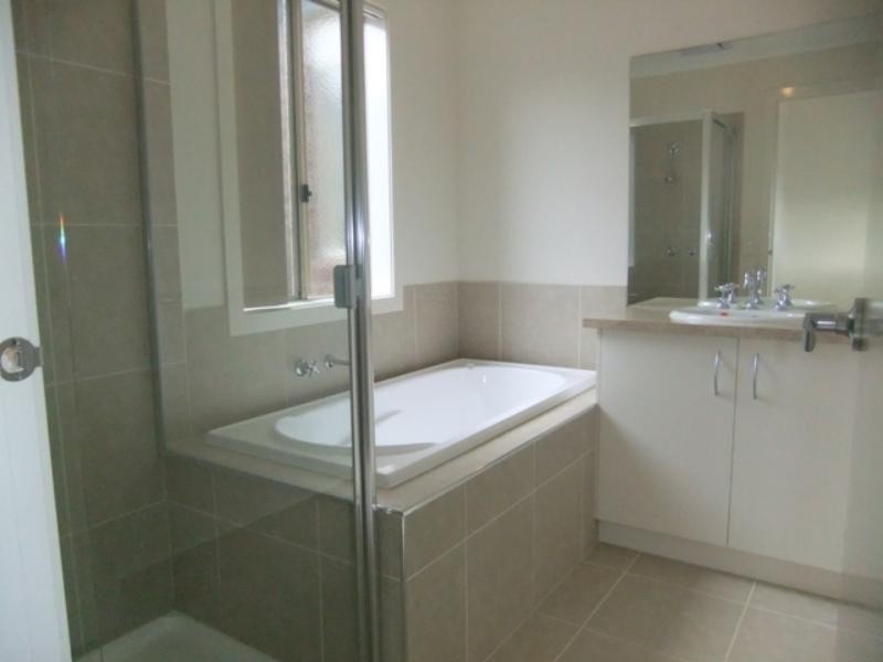 30 Tom Roberts Pde, Point Cook VIC 3030