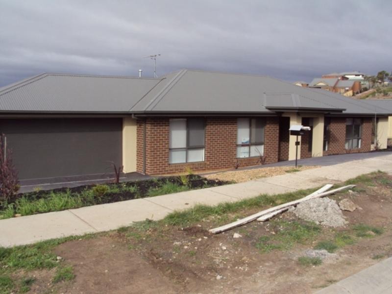 145 Phillip Dr, Sunbury VIC 3429