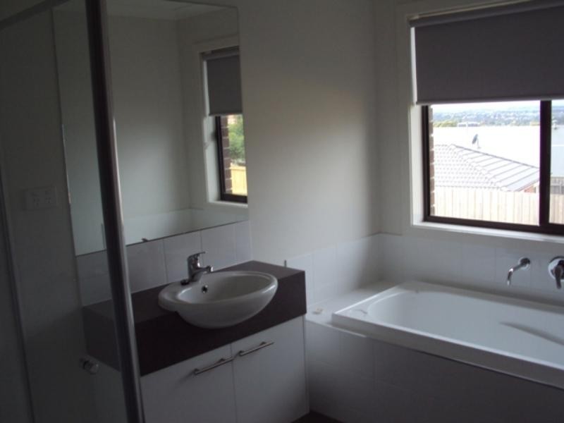 145 Phillip Dr, Sunbury VIC 3429