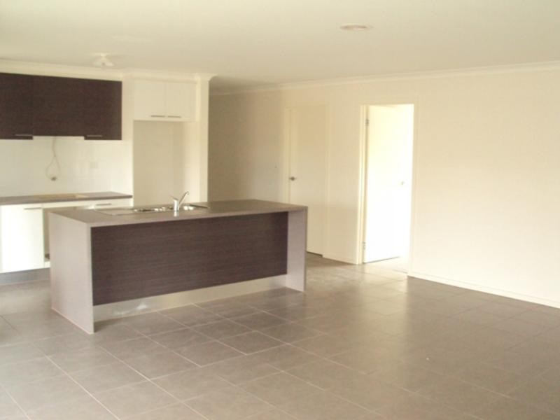 183 Phillip Dr, Sunbury VIC 3429