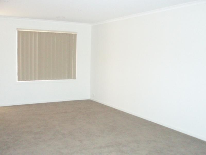 52 Duncombe Park Way, Deer Park VIC 3023