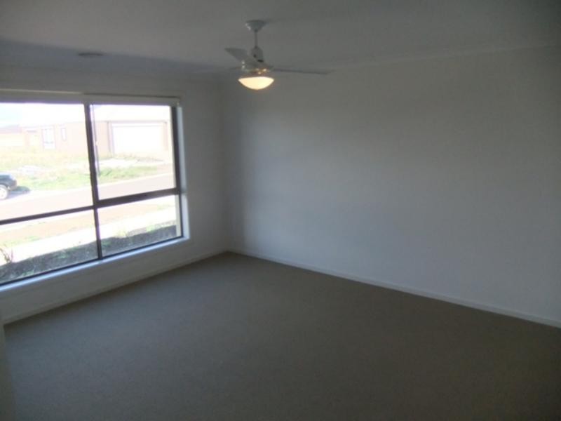 14 Leveque Loop, Craigieburn VIC 3064