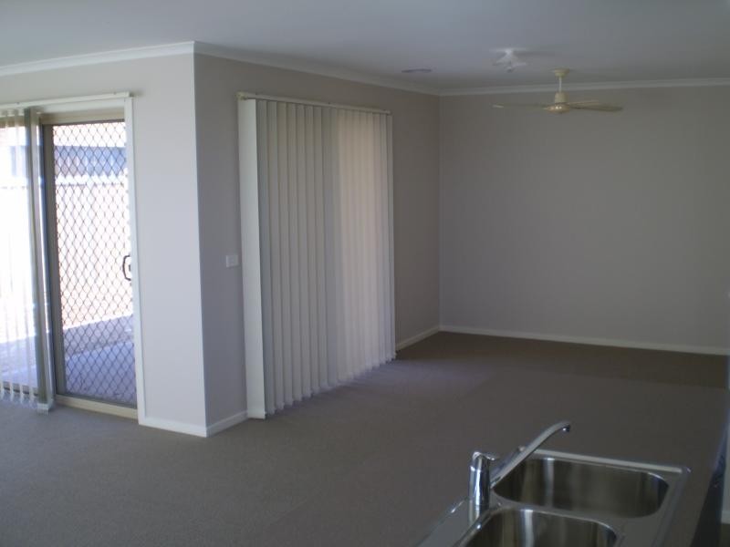 1 Grackle Cres, Williams Landing VIC 3027