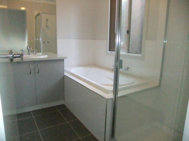 40 Tom Roberts Pde, Point Cook VIC 3030