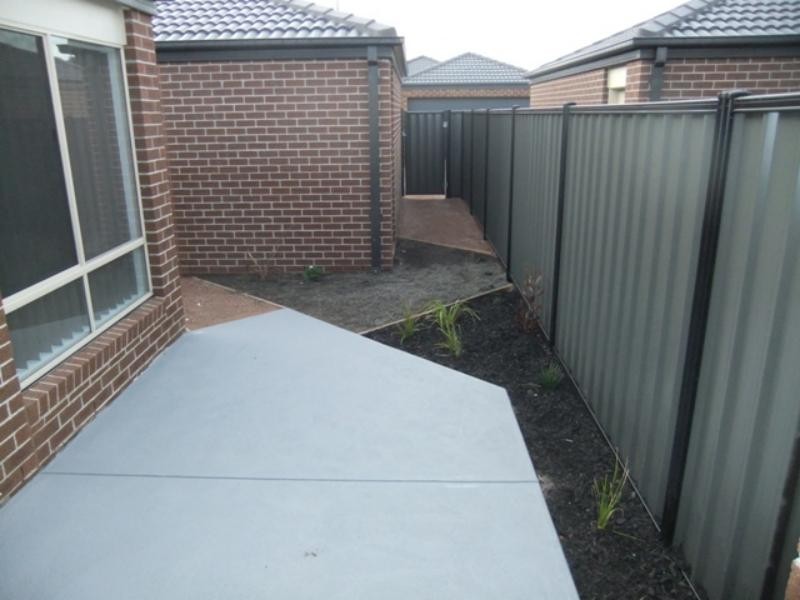 40 Tom Roberts Pde, Point Cook VIC 3030