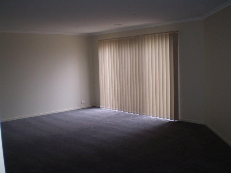 76 Duncombe Park Way, Deer Park VIC 3023