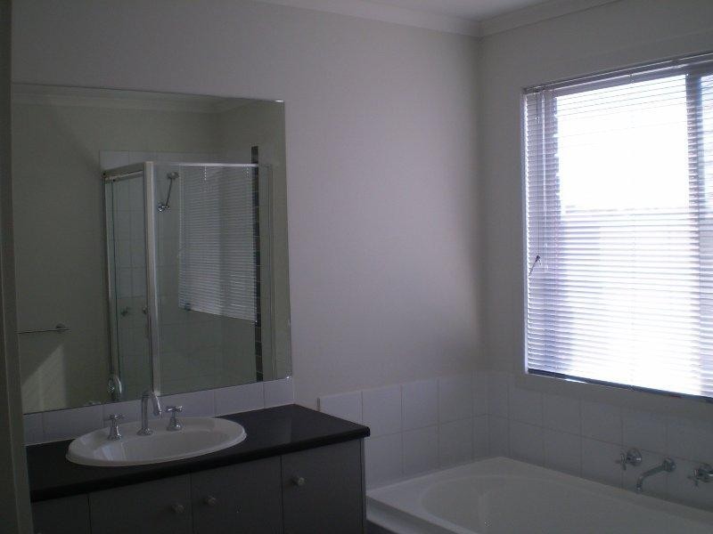 7 Stapehill  Ct, Deer Park VIC 3023