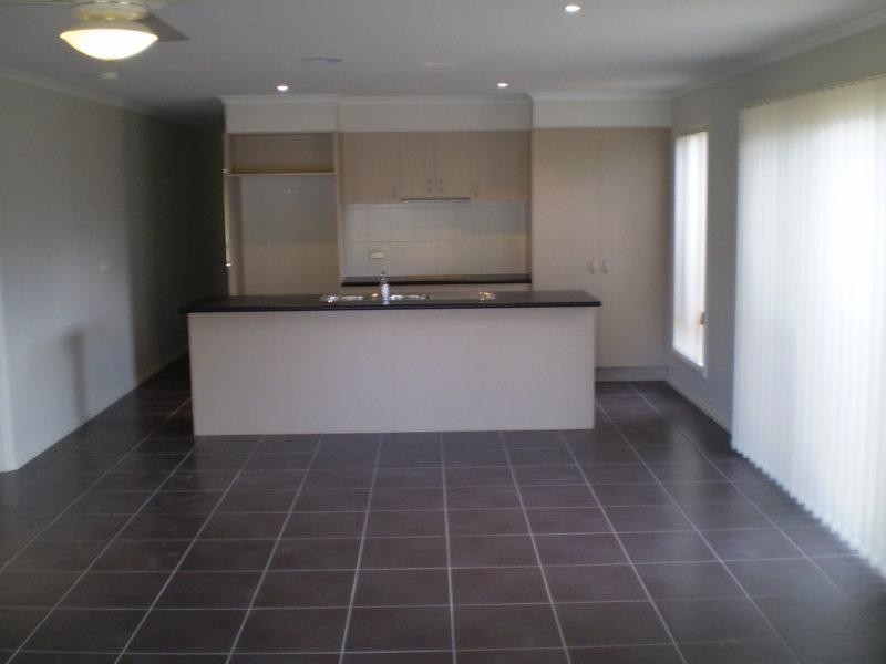 248 The Lakes Bvd, South Morang VIC 3752