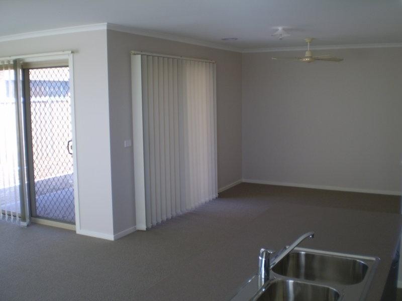 1 Grackle Cres, Williams Landing VIC 3027