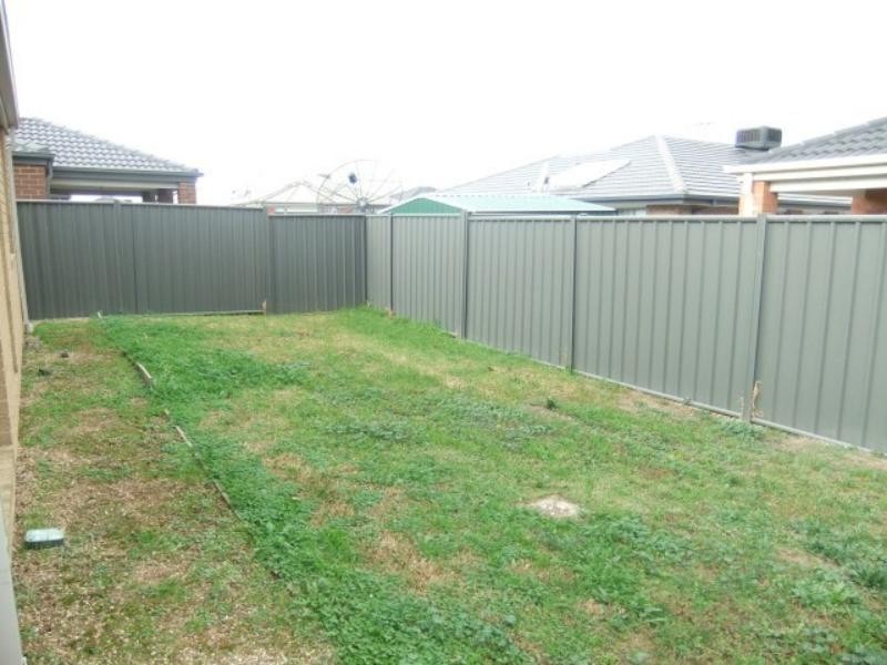 3 Penhurst  Pl, Deer Park VIC 3023