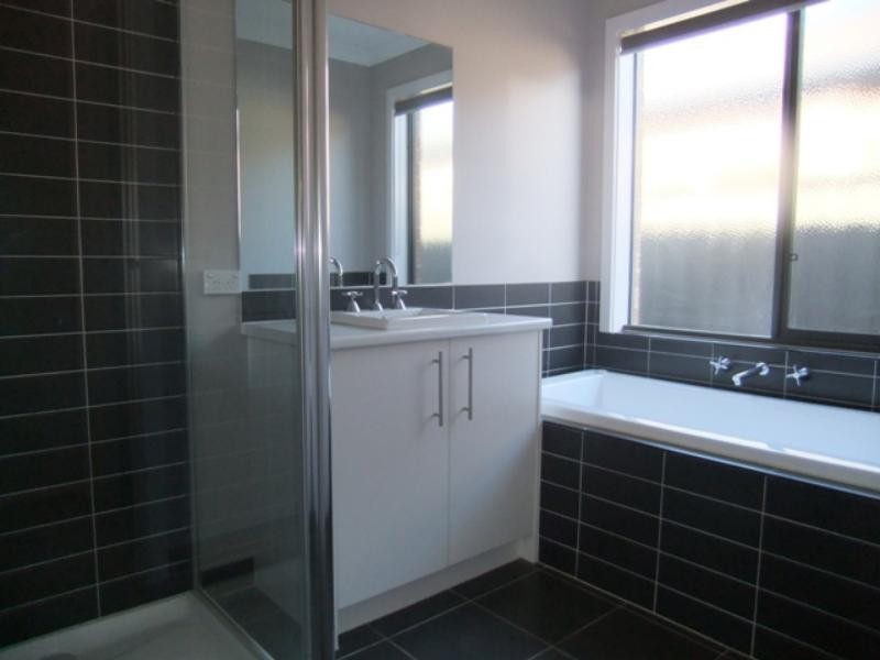 24 Kingbird Ave, Tarneit VIC 3029