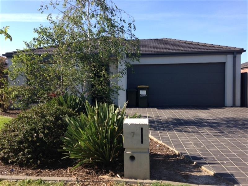 7 Penhurst Pl, Deer Park VIC 3023