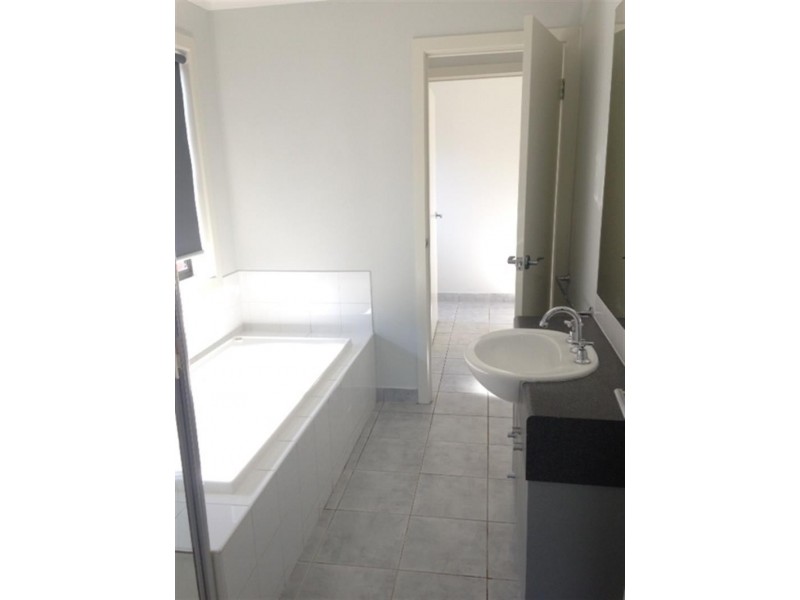 7 Penhurst Pl, Deer Park VIC 3023