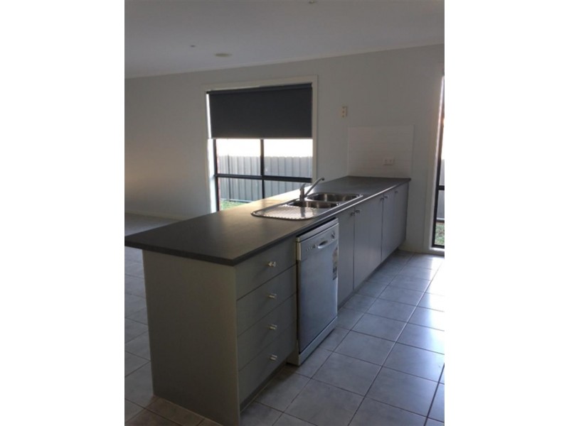 7 Penhurst Pl, Deer Park VIC 3023