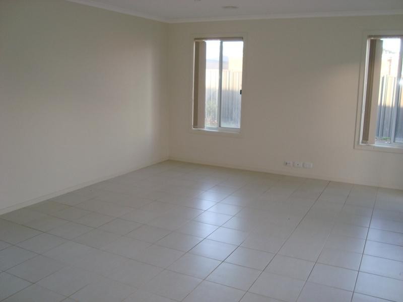 92 Hatchlands Dr, Deer Park VIC 3023