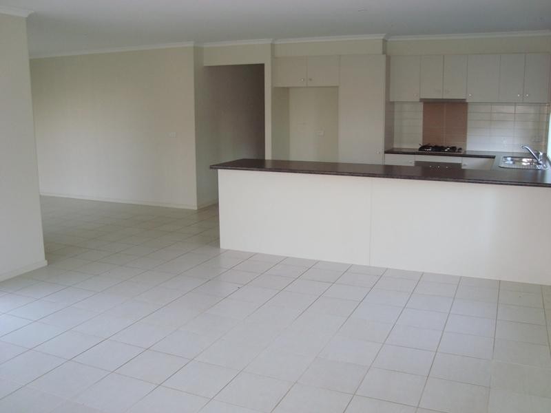 92 Hatchlands Dr, Deer Park VIC 3023