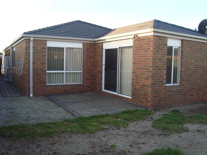 92 Hatchlands Dr, Deer Park VIC 3023