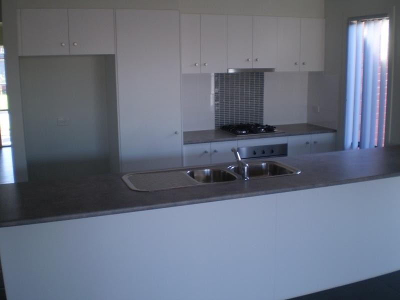 6 Yalding  Pl, Deer Park VIC 3023