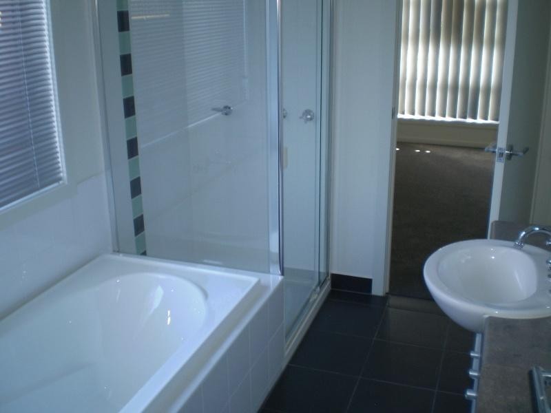 6 Yalding  Pl, Deer Park VIC 3023