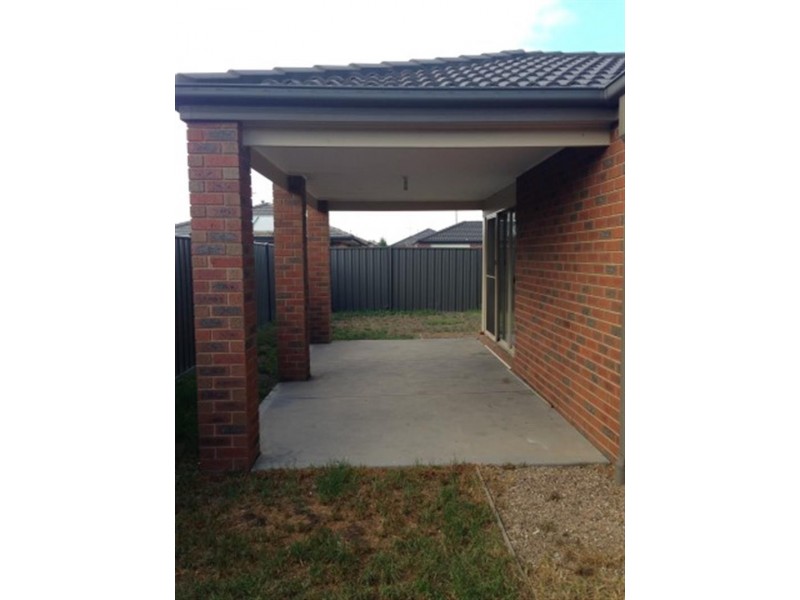 13 Stapehill Ct, Deer Park VIC 3023