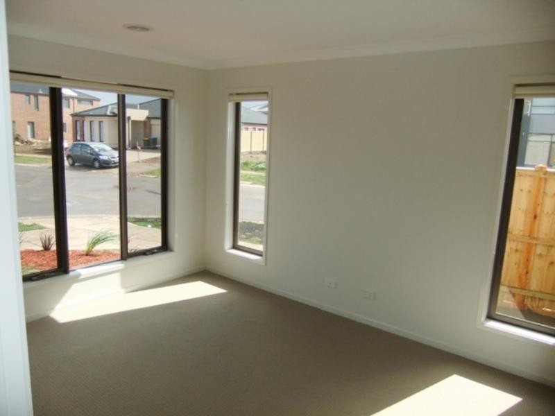 28 Royal Cct, Point Cook VIC 3030