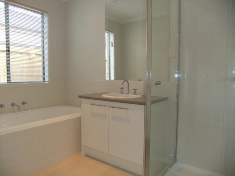 28 Royal Cct, Point Cook VIC 3030