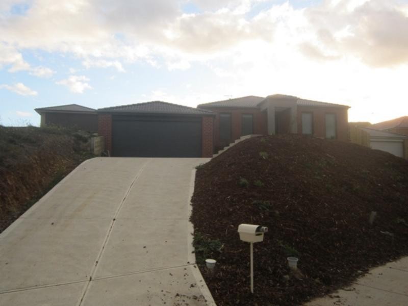 8 Hadlow Ct, Sunbury VIC 3429