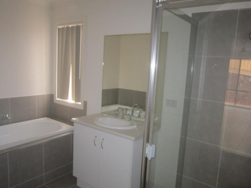 8 Hadlow Ct, Sunbury VIC 3429