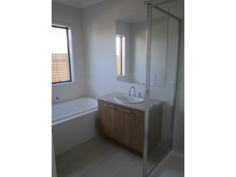 5 Bear  Cres, Doreen VIC 3754