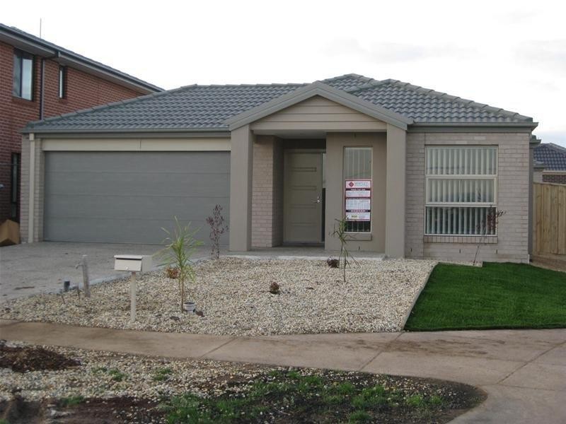 2 Stoneyfell Rd, Point Cook VIC 3030