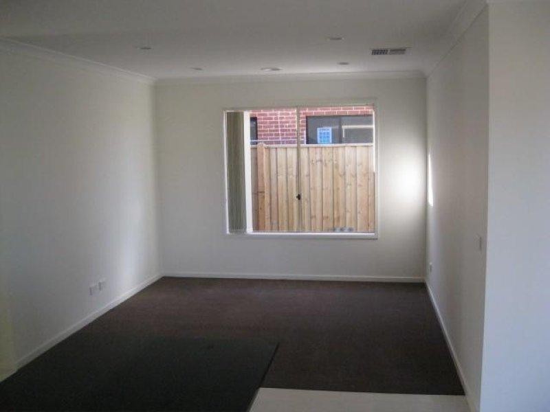 2 Stoneyfell Rd, Point Cook VIC 3030
