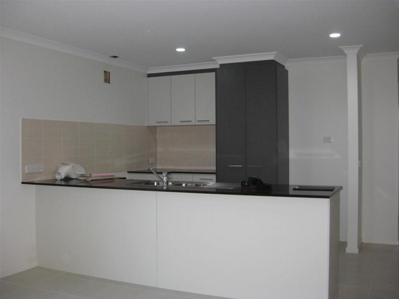 2 Stoneyfell Rd, Point Cook VIC 3030