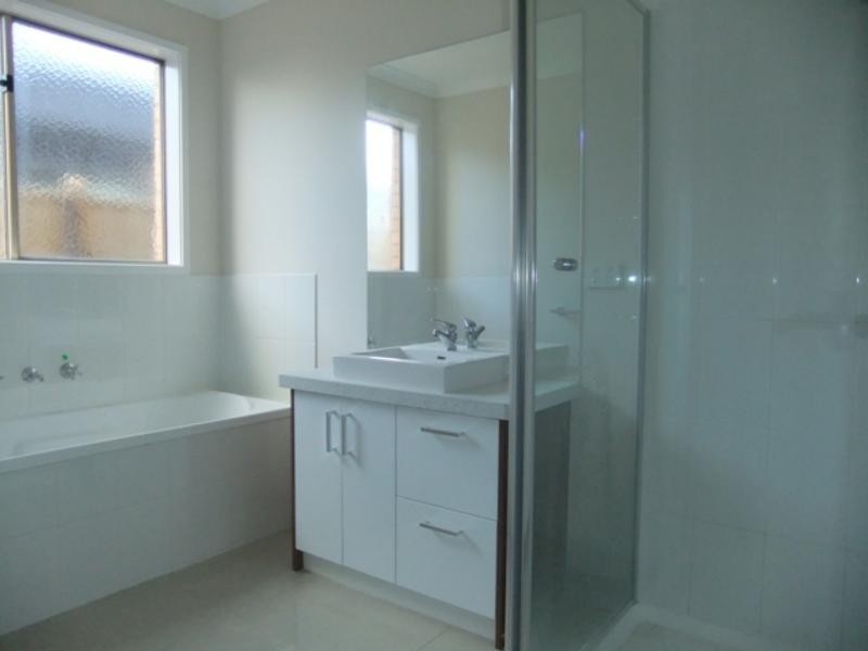 108 Mountainview Bvd, Cranbourne North VIC 3977