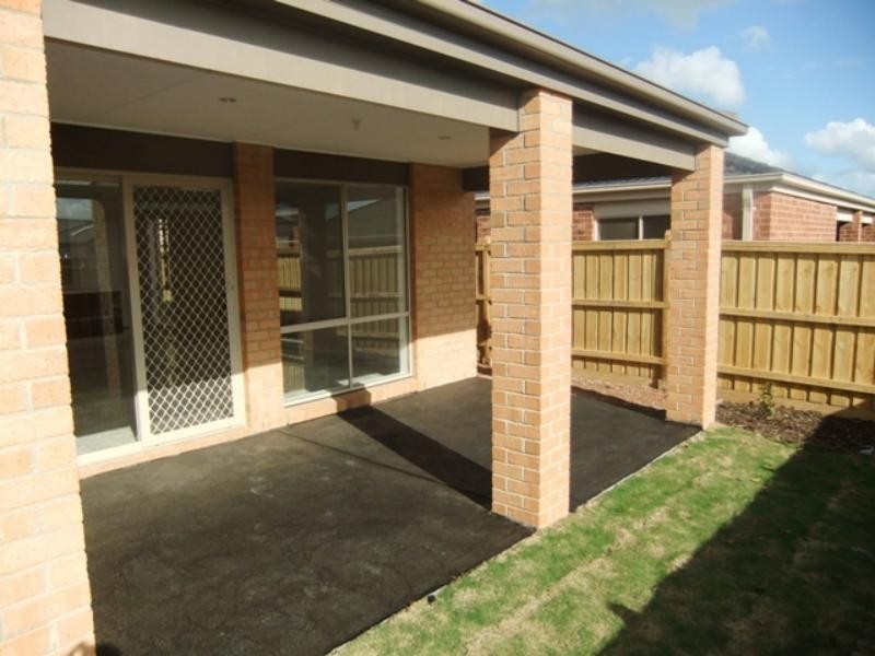 108 Mountainview Bvd, Cranbourne North VIC 3977