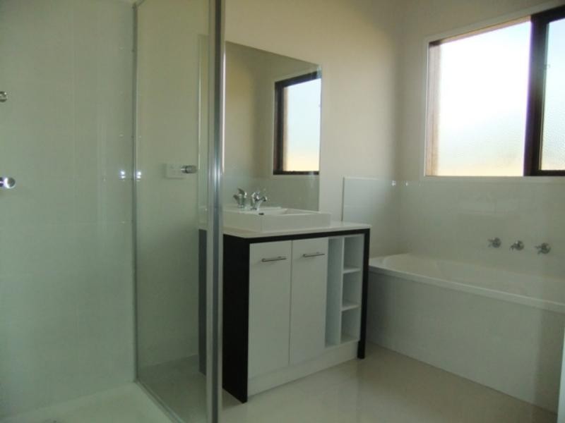 18 Lakefront Mews, Doreen VIC 3754