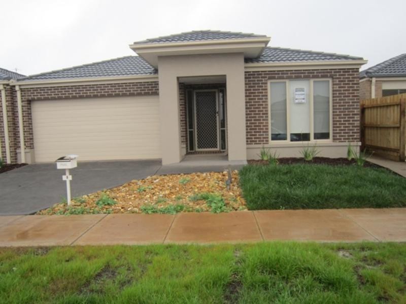 8 Morgan Cres, Werribee VIC 3030