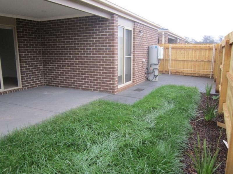 8 Morgan Cres, Werribee VIC 3030