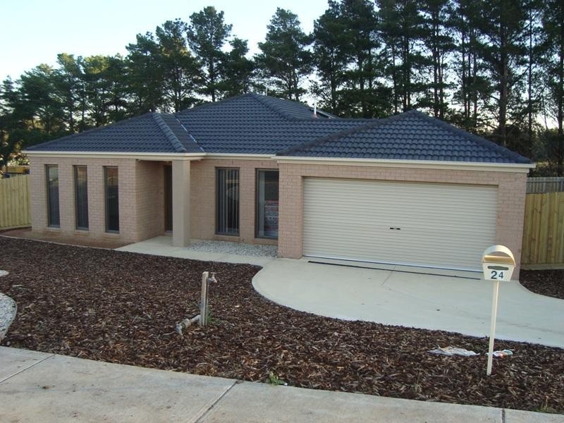 24 Baggygreen St, Sunbury VIC 3429