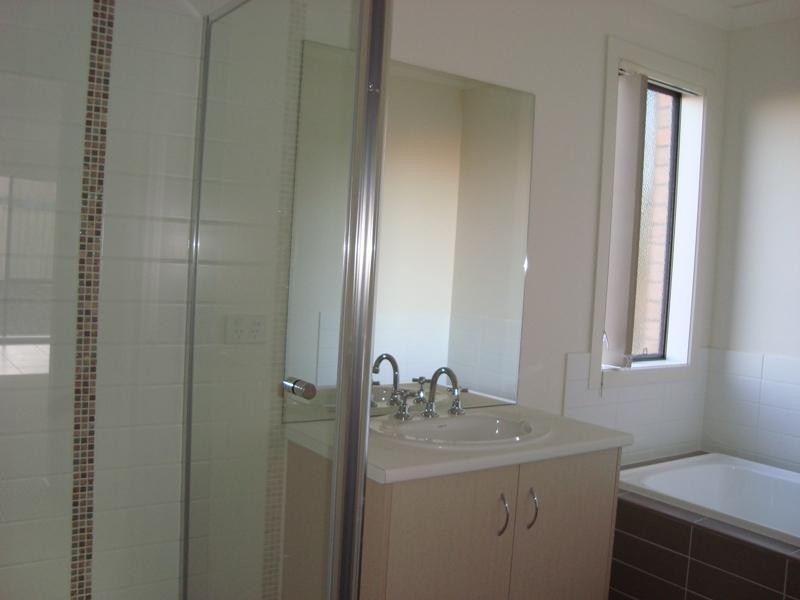 24 Baggygreen St, Sunbury VIC 3429