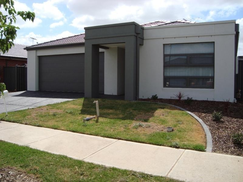 6 Yalding Pl, Deer Park VIC 3023