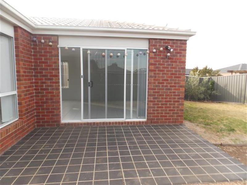 6 Howard Pl, Deer Park VIC 3023