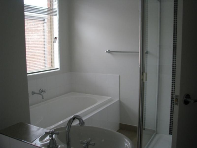 10 Ormesby Pl, Deer Park VIC 3023