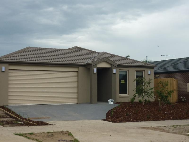 8 Elwood Ave, Pakenham VIC 3810