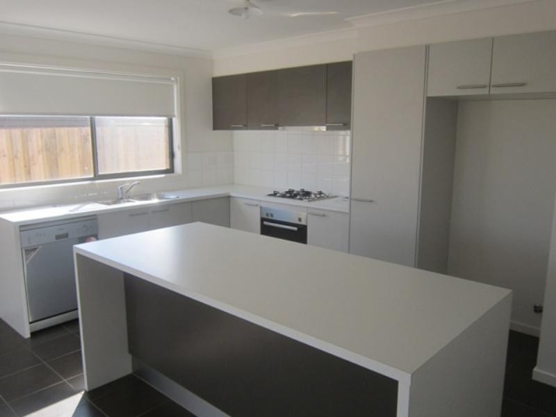 18 Leveque Loop, Craigieburn VIC 3064