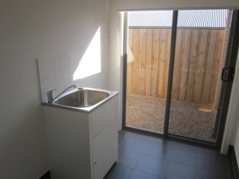 18 Leveque Loop, Craigieburn VIC 3064