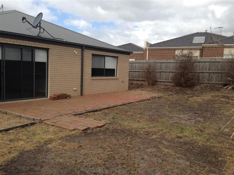 18 Leveque Loop, Craigieburn VIC 3064