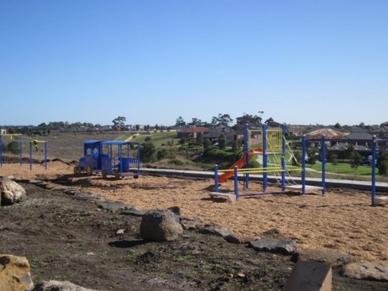18 Leveque Loop, Craigieburn VIC 3064