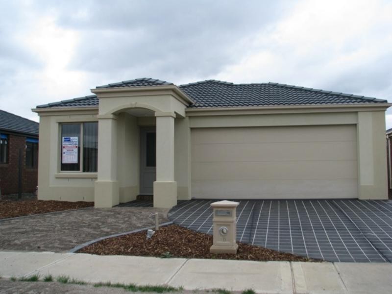 10 Ormesby Pl, Deer Park VIC 3023